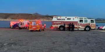 Rescatan a jóvenes que cayeron al agua en la Presa Chihuahua