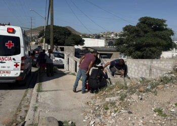 Rescatan a mujer atrapada en zanja de 3 metros en la colonia Unidad Proletaria