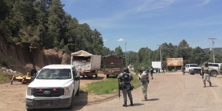 Localizan a tres personas sin vida dentro de camión en Guadalupe y Calvo
