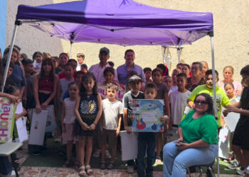 Sahir Rentería y Rafa Loera llevan juguetes a niños del sur de la ciudad