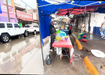 Ni la lluvia detiene a vendedor de tacos de canasta en el Centro de Chihuahua