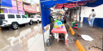 Ni la lluvia detiene a vendedor de tacos de canasta en el Centro de Chihuahua