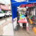 Ni la lluvia detiene a vendedor de tacos de canasta en el Centro de Chihuahua