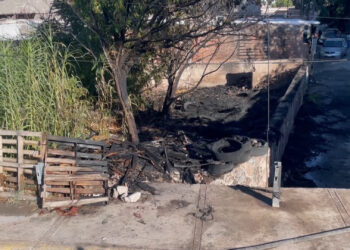 Incendio en taller mecánico moviliza a bomberos en la colonia Rosario