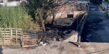 Incendio en taller mecánico moviliza a bomberos en la colonia Rosario