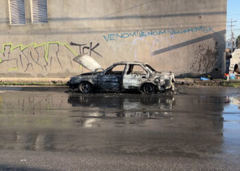 Falla mecánica provoca incendio que consume un Nissan Tsuru en la colonia Satélite