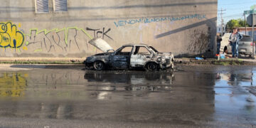 Falla mecánica provoca incendio que consume un Nissan Tsuru en la colonia Satélite
