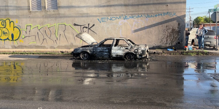 Falla mecánica provoca incendio que consume un Nissan Tsuru en la colonia Satélite