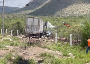 Tráiler embiste pick up y deja una persona herida en la carretera a Delicias