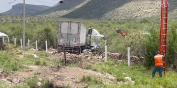 Tráiler embiste pick up y deja una persona herida en la carretera a Delicias