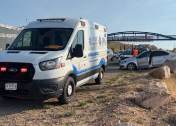 Mujer resulta lesionada tras salir del camino en la carretera Chihuahua-Aldama