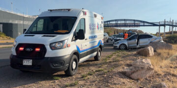 Mujer resulta lesionada tras salir del camino en la carretera Chihuahua-Aldama