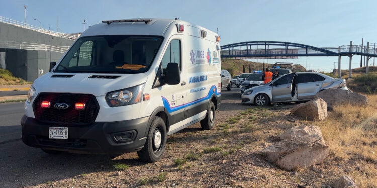 Mujer resulta lesionada tras salir del camino en la carretera Chihuahua-Aldama