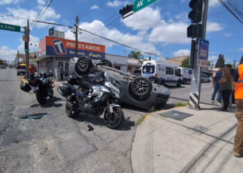 Volcadura en la avenida Vallarta deja seis lesionados
