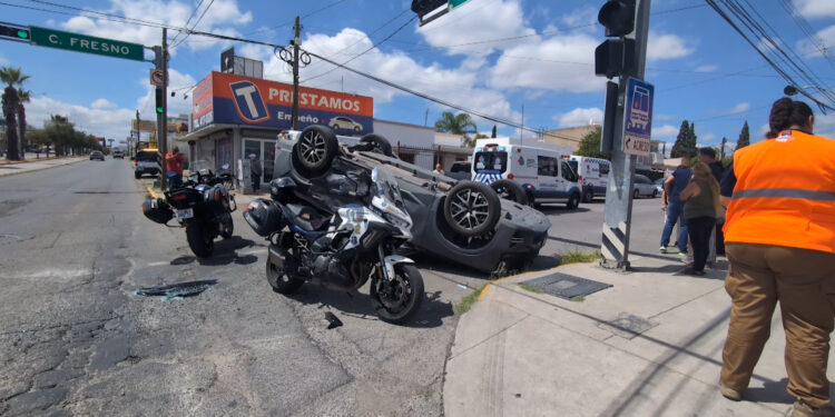 Volcadura en la avenida Vallarta deja seis lesionados