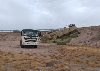 Vuelca segundo remolque cargado con alfalfa en el puente Caracol de Delicias