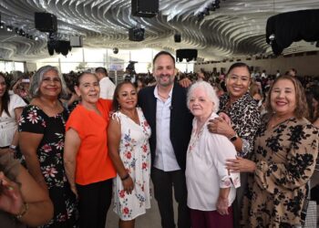 Se reúne Santiago de la Peña con más de 2 mil 600 mujeres