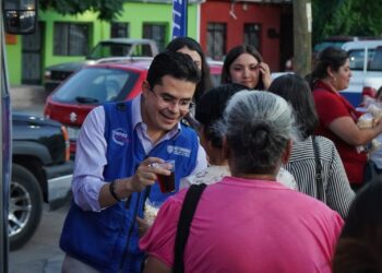 Visita Rafa Loera a familias de la colonia Cerro de la Cruz