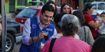 Visita Rafa Loera a familias de la colonia Cerro de la Cruz