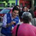 Visita Rafa Loera a familias de la colonia Cerro de la Cruz