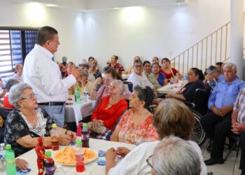 Convive César Jáuregui con vecinos de la colonia 2 de Octubre