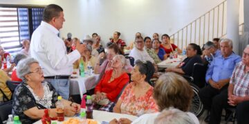 Convive César Jáuregui con vecinos de la colonia 2 de Octubre