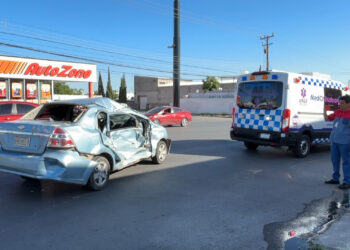 Mujer y su bebé resultan lesionados tras choque con camión urbano