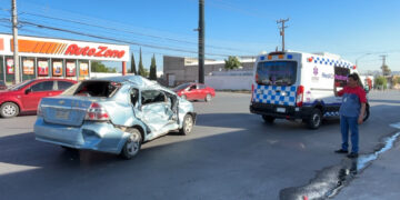 Mujer y su bebé resultan lesionados tras choque con camión urbano