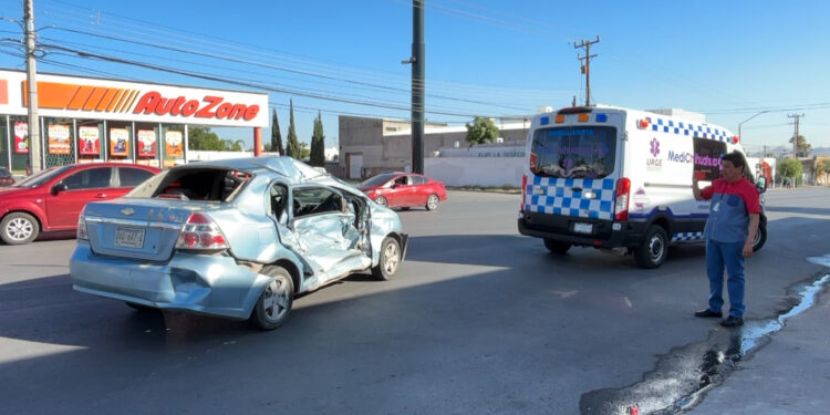 Mujer y su bebé resultan lesionados tras choque con camión urbano