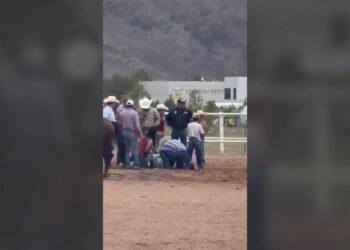 Jinete resulta lesionado durante rodeo al que acudió Cruz Pérez Cuéllar