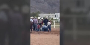 Jinete resulta lesionado durante rodeo al que acudió Cruz Pérez Cuéllar