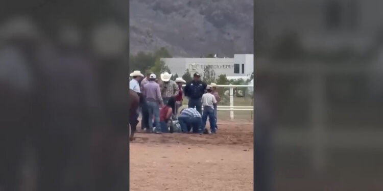 Jinete resulta lesionado durante rodeo al que acudió Cruz Pérez Cuéllar