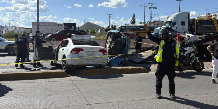 Aparatoso choque y volcadura en Periférico de la Juventud deja a una mujer gravemente lesionada