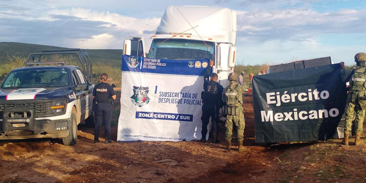 Asegura SSPE tráiler y toma clandestina de hidrocarburos en El Peñól