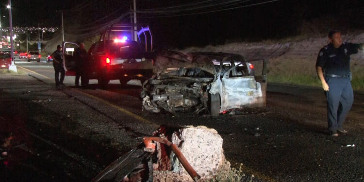 Auto arde en llamas tras chocar contra luminaria