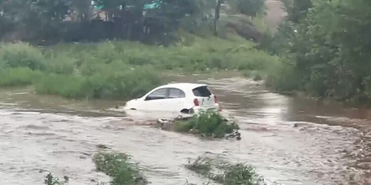 Automóvil es arrastrado por la corriente del arroyo San Antonio en Cuauhtémoc