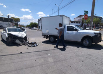 Joven resulta lesionada tras choque de vehículo de plataforma en la colonia Panamericana