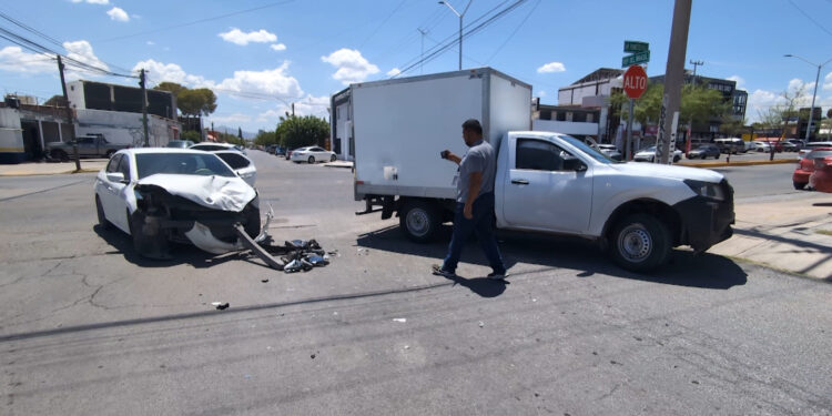 Joven resulta lesionada tras choque de vehículo de plataforma en la colonia Panamericana