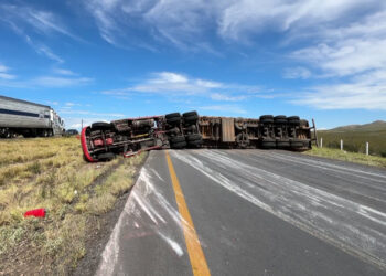 Tráiler con 25 toneladas de cerámica vuelca en la carretera Chihuahua-Delicias