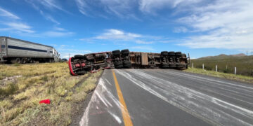 Tráiler con 25 toneladas de cerámica vuelca en la carretera Chihuahua-Delicias