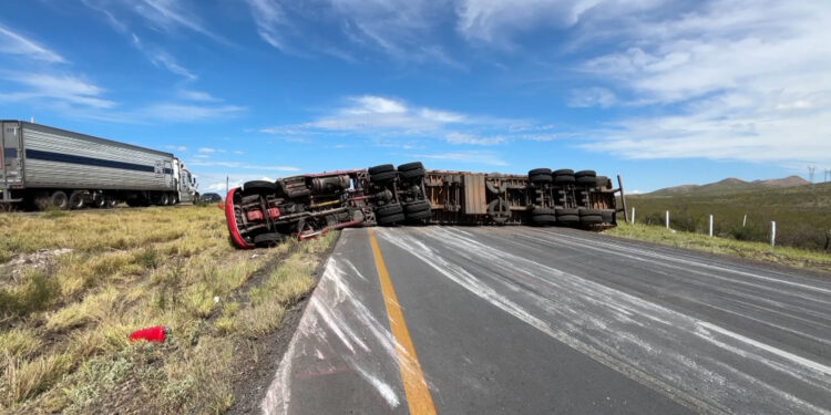 Tráiler con 25 toneladas de cerámica vuelca en la carretera Chihuahua-Delicias