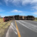 Tráiler con 25 toneladas de cerámica vuelca en la carretera Chihuahua-Delicias