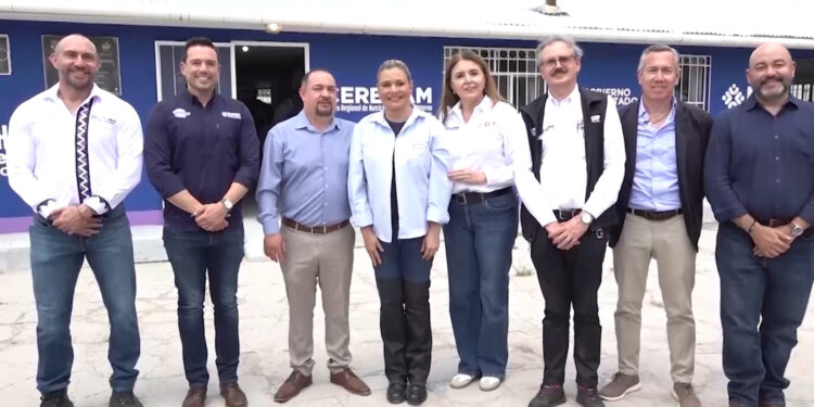 Maru Campos entrega apoyos y supervisa obras durante visita a Creel
