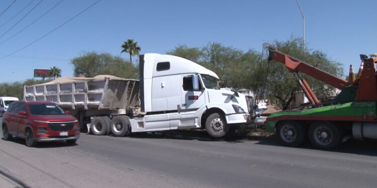 Choca contra camellón al evitar impactar contra pick up