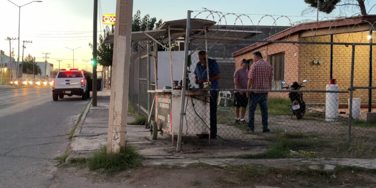 Choca contra puesto de comida y huye en la Colegio Militar