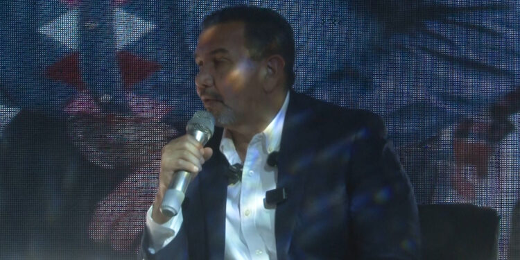 Convive Cruz Pérez Cuéllar con miembros del Grupo Herrera