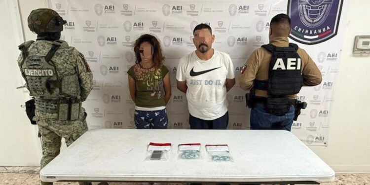 Detienen a pareja con 128 envoltorios de cristal durante cateo en la colonia Dale