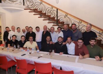 Dialoga César Jáuregui con jóvenes empresarios y profesionistas