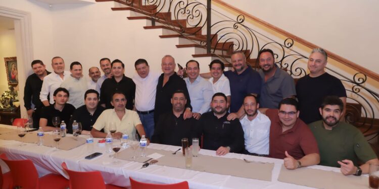 Dialoga César Jáuregui con jóvenes empresarios y profesionistas