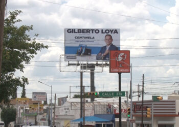 Promocionan con espectaculares nuevo libro de Gilberto Loya en Chihuahua